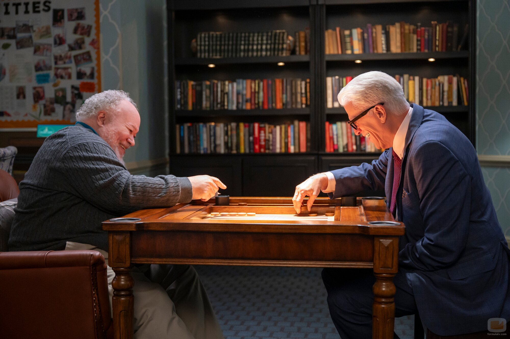 Ted Danson y Stephen McKinley Henderson en 'Emily siempre llama dos veces' de 'Un hombre infiltrado'