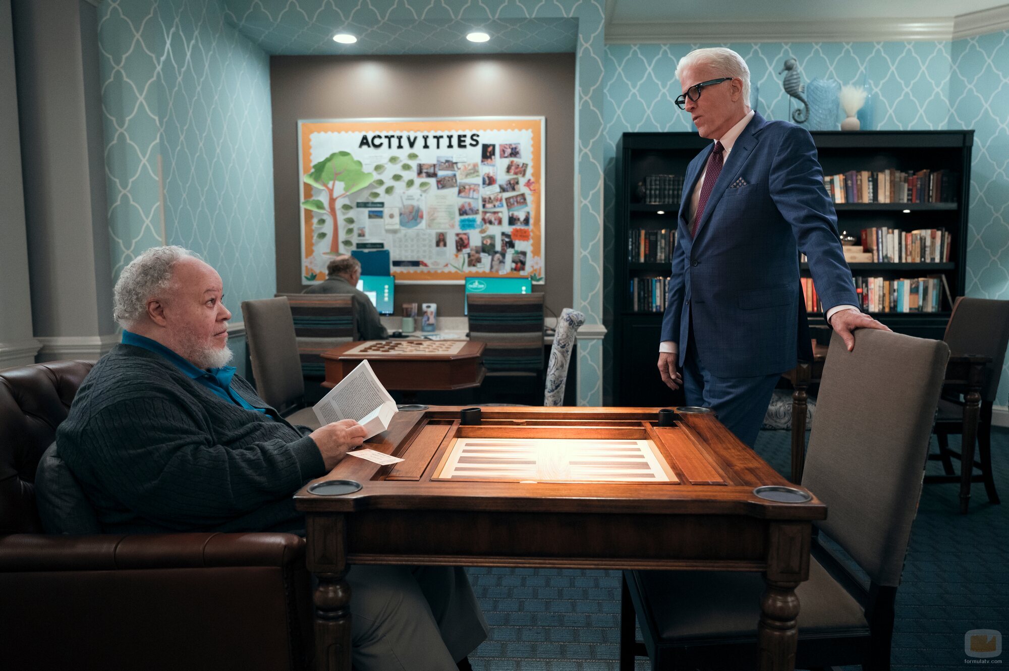 Ted Danson y Stephen McKinley Henderson en 'Emily siempre llama dos veces' de 'A Man on the Inside'