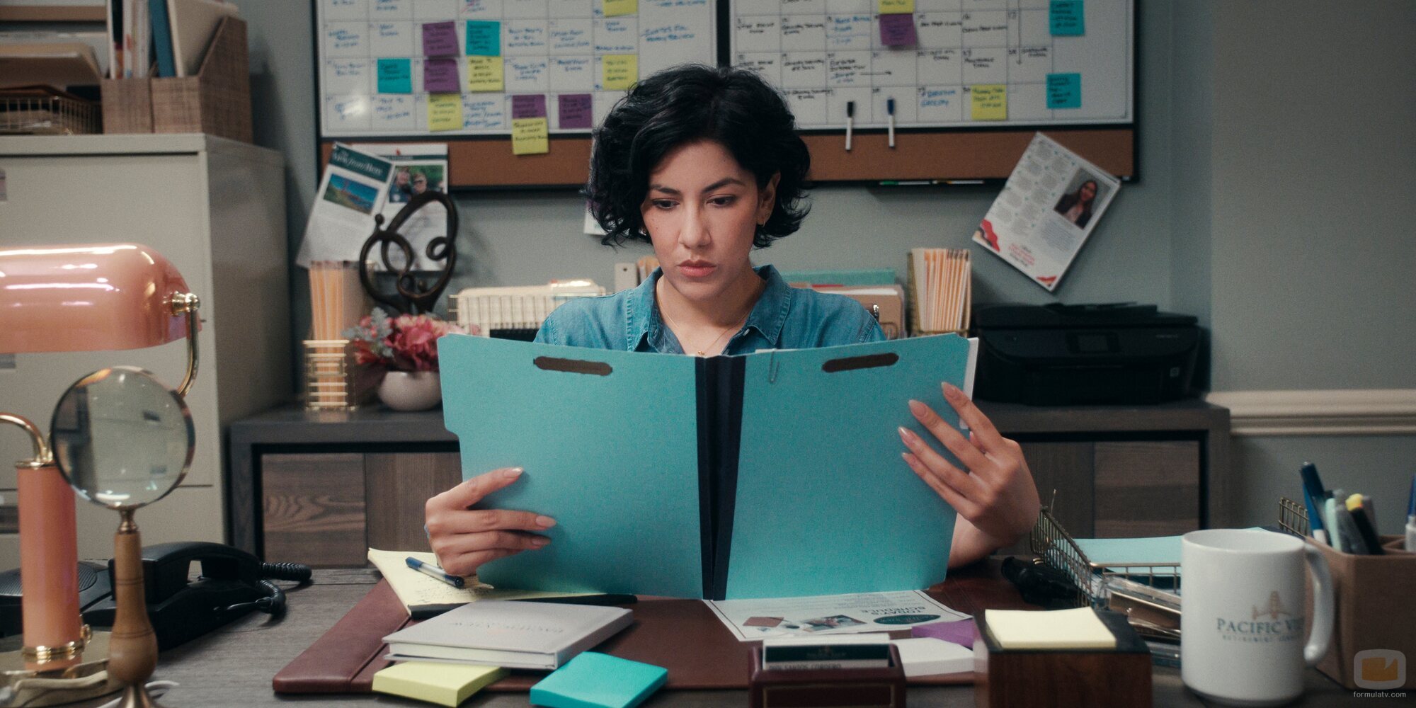 Stephanie Beatriz en el 1x03 de 'Un hombre infiltrado'