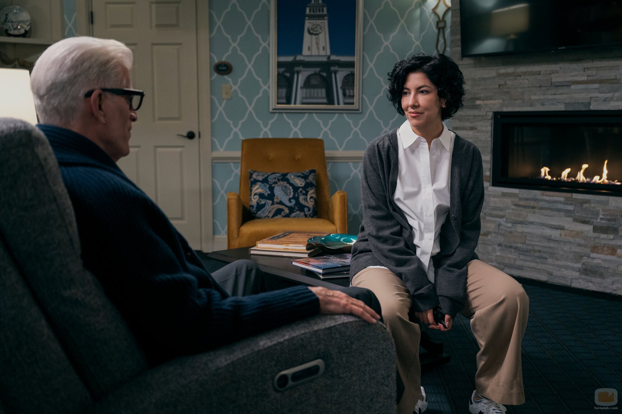 Ted Danson y Stephanie Beatriz en 'El curioso incidente del perro en la clase de pintura' de 'Un hombre infiltrado'