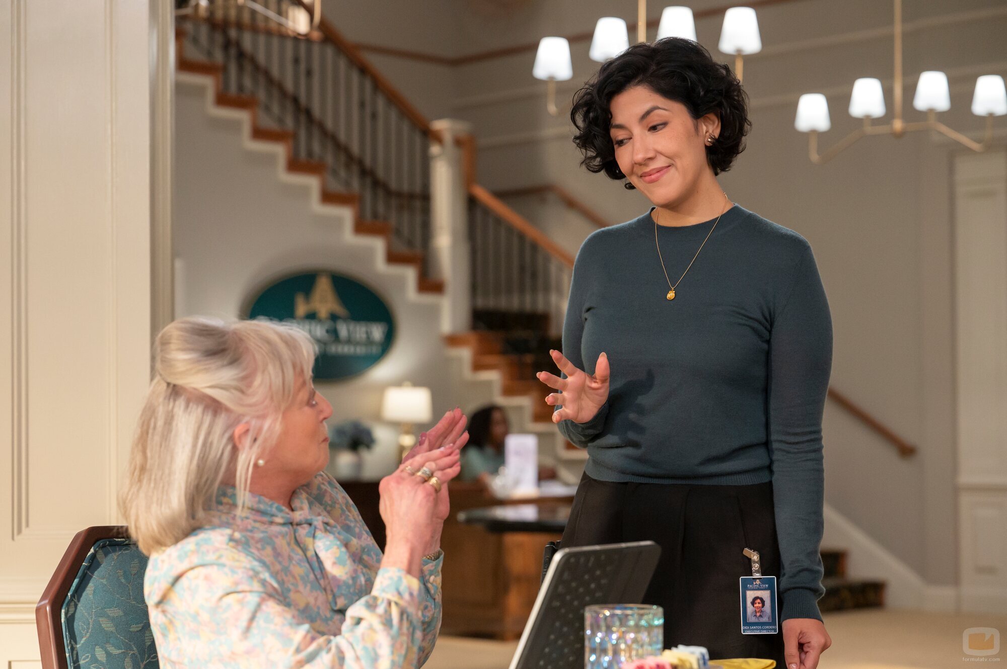 Stephanie Beatriz y Veronica Cartwright en el 1x04 de 'Un hombre infiltrado'