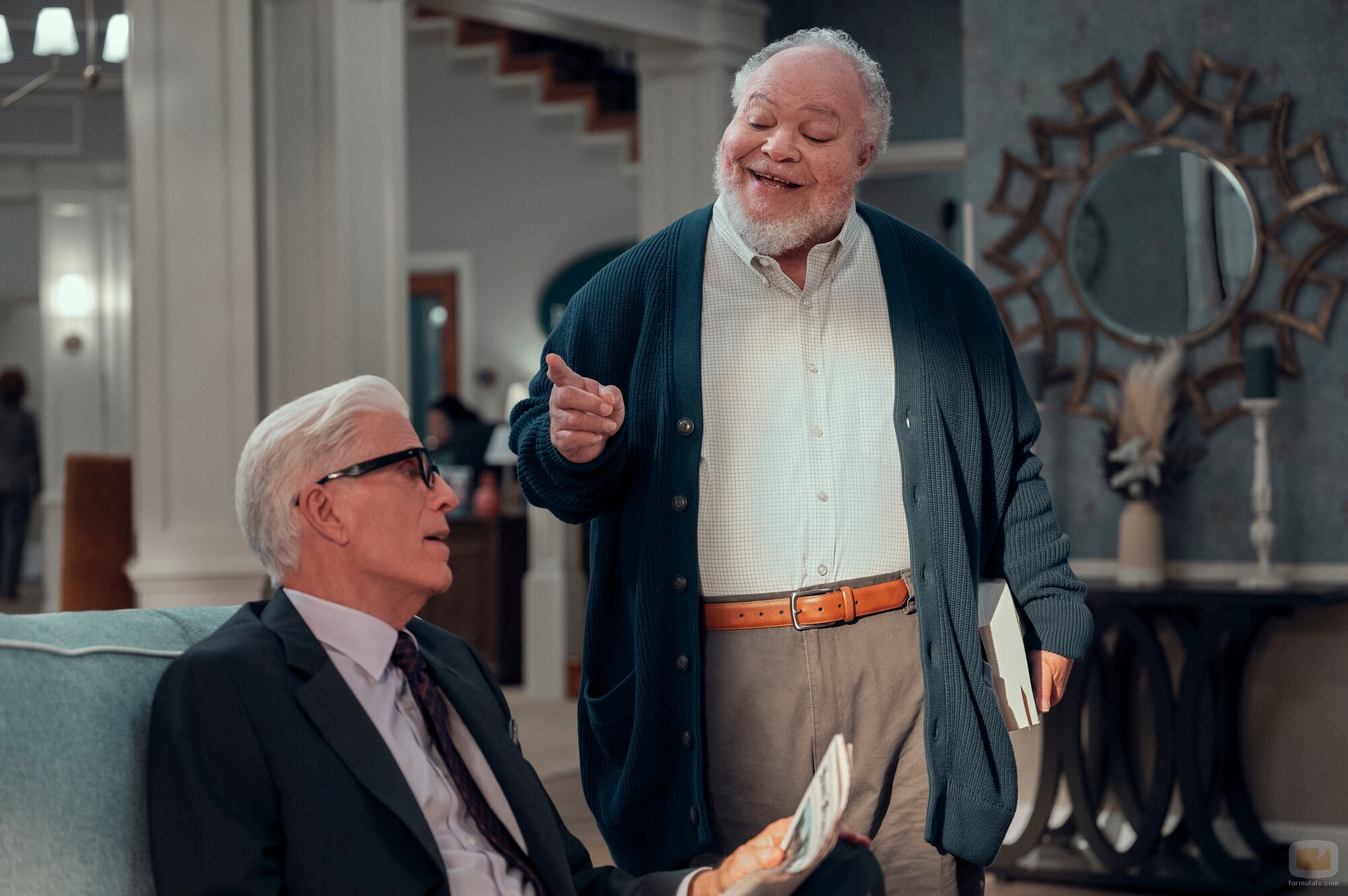 Ted Danson y Stephen McKinley Henderson en el 1x05 de 'A Man on the Inside'