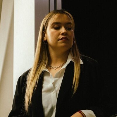 Imagen de Clara Sans en el 1x01 de 'Mamen Mayo'