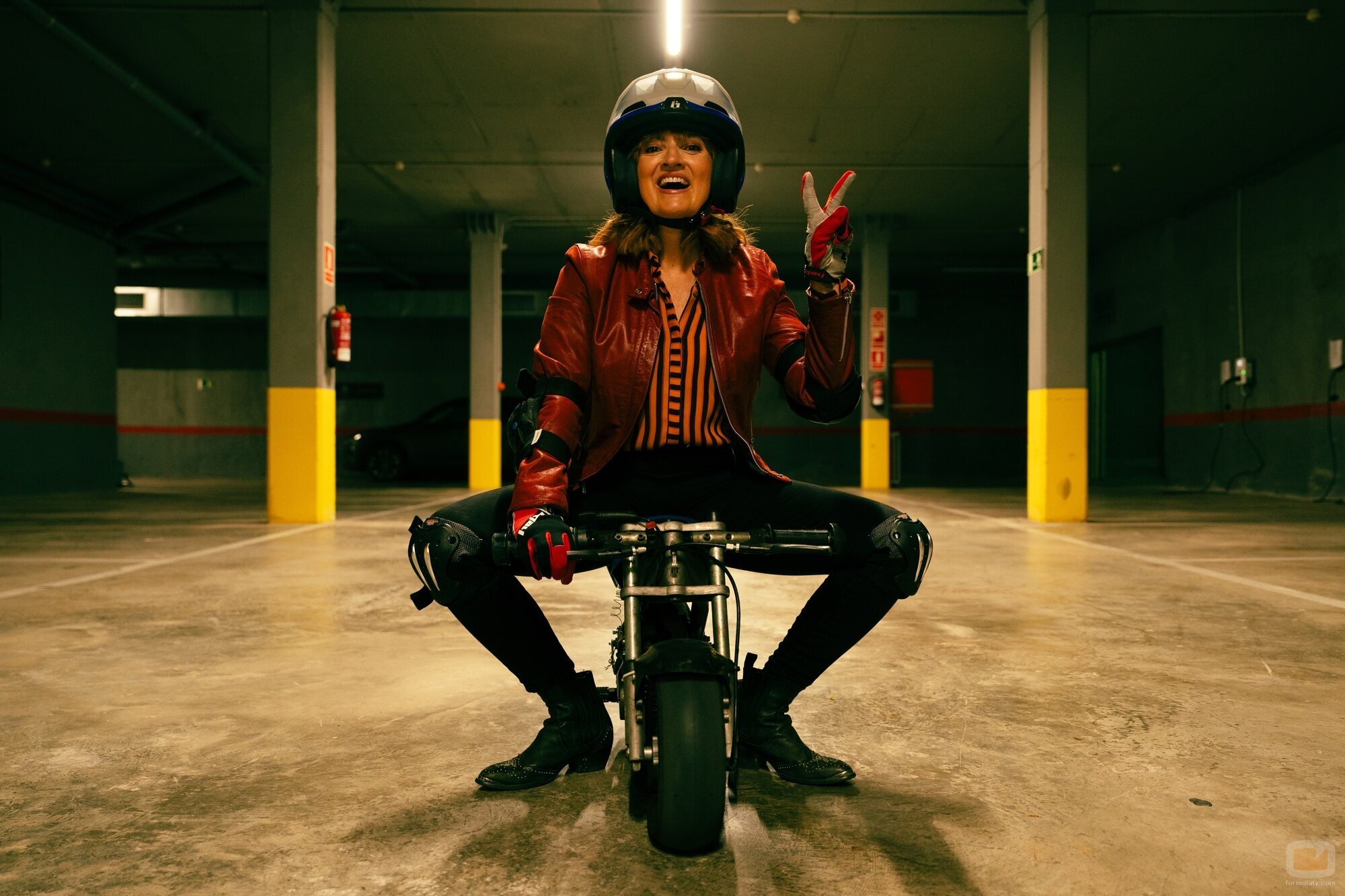 Still de Silvia Abril en 1x01 titulado 'Un piso y un fondo de inversión' de 'Mamen Mayo'