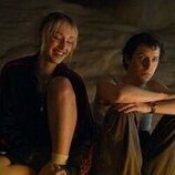 Pablo Capuz y Aitana Batres en 1x02 'Una cabaña en el bosque' de 'Mamen Mayo'