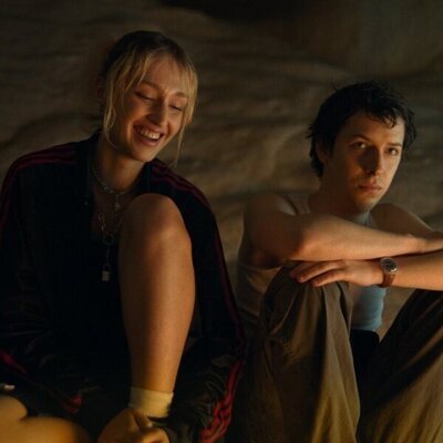 Pablo Capuz y Aitana Batres en 1x02 'Una cabaña en el bosque' de 'Mamen Mayo'