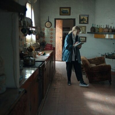 Mona Martínez en 1x02 'Una cabaña en el bosque' de 'Mamen Mayo'