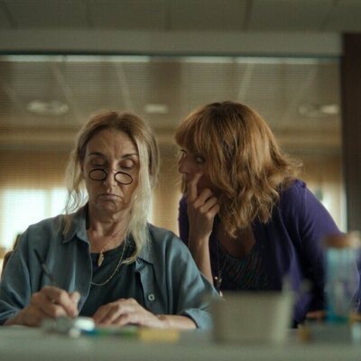 Silvia Abril y Mona Martínez en 1x02 titulado 'Una cabaña en el bosque' de 'Mamen Mayo'