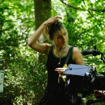 Escena de Aitana Batres en el 1x02 de 'Mamen Mayo'