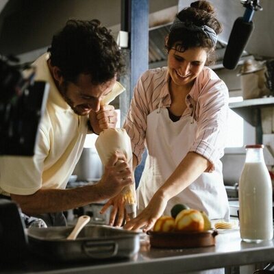 Javier Pereira y Carla Linares en 1x04 titulado 'Un restaurante frente al mar' de 'Mamen Mayo'
