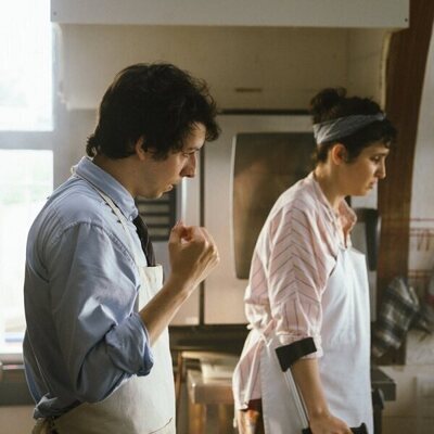 Pablo Capuz y Carla Linares en Capítulo 4 titulado 'Un restaurante frente al mar' de 'Mamen Mayo'