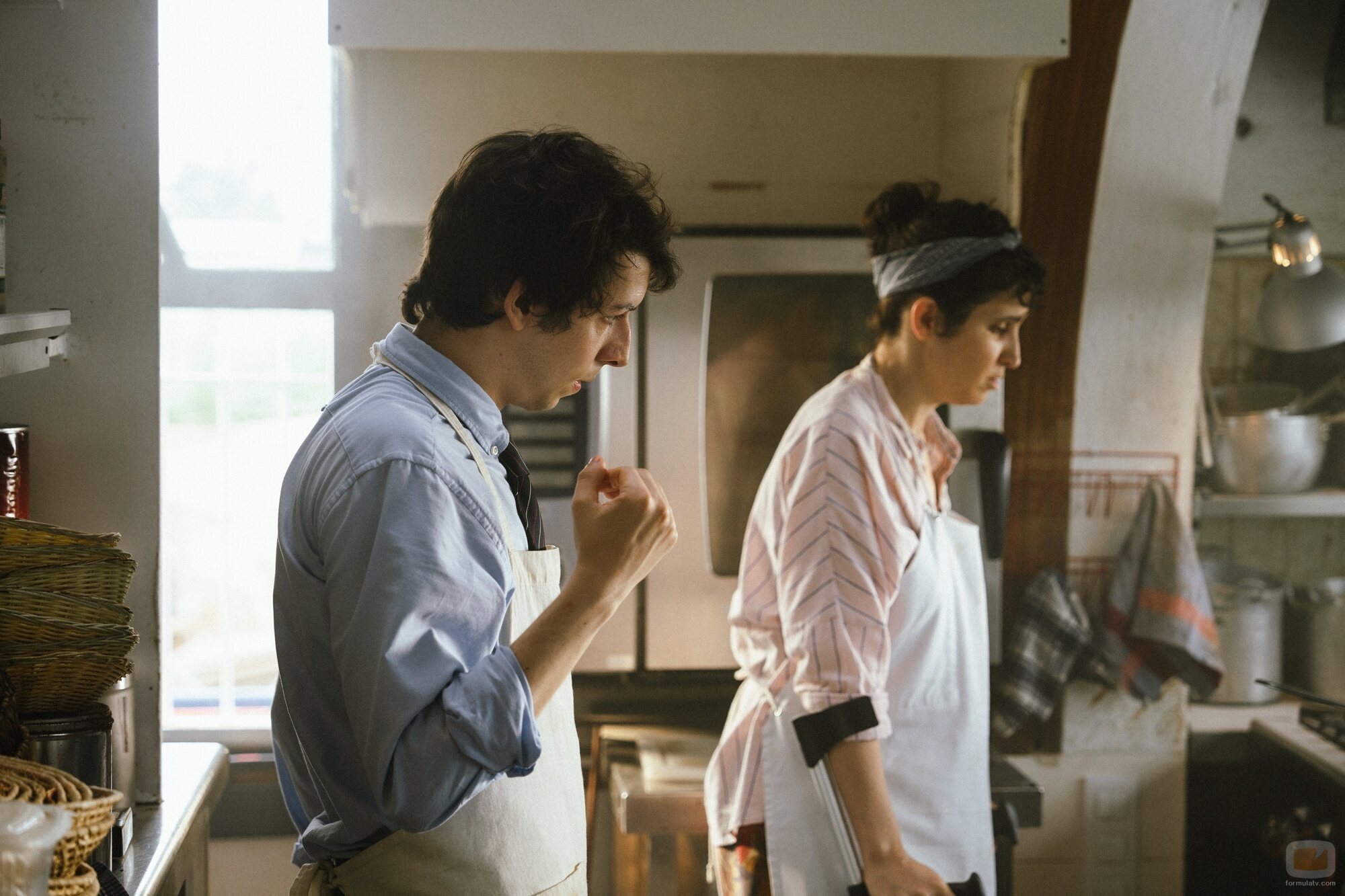 Pablo Capuz y Carla Linares en Capítulo 4 titulado 'Un restaurante frente al mar' de 'Mamen Mayo'