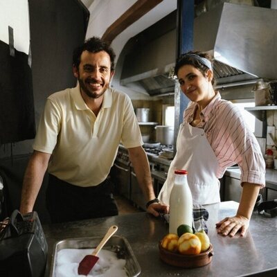 Javier Pereira y Carla Linares en la temporada 1 y el capítulo 04 de 'Mamen Mayo'