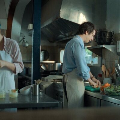 Pablo Capuz y Carla Linares en el 1x04 de 'Mamen Mayo'