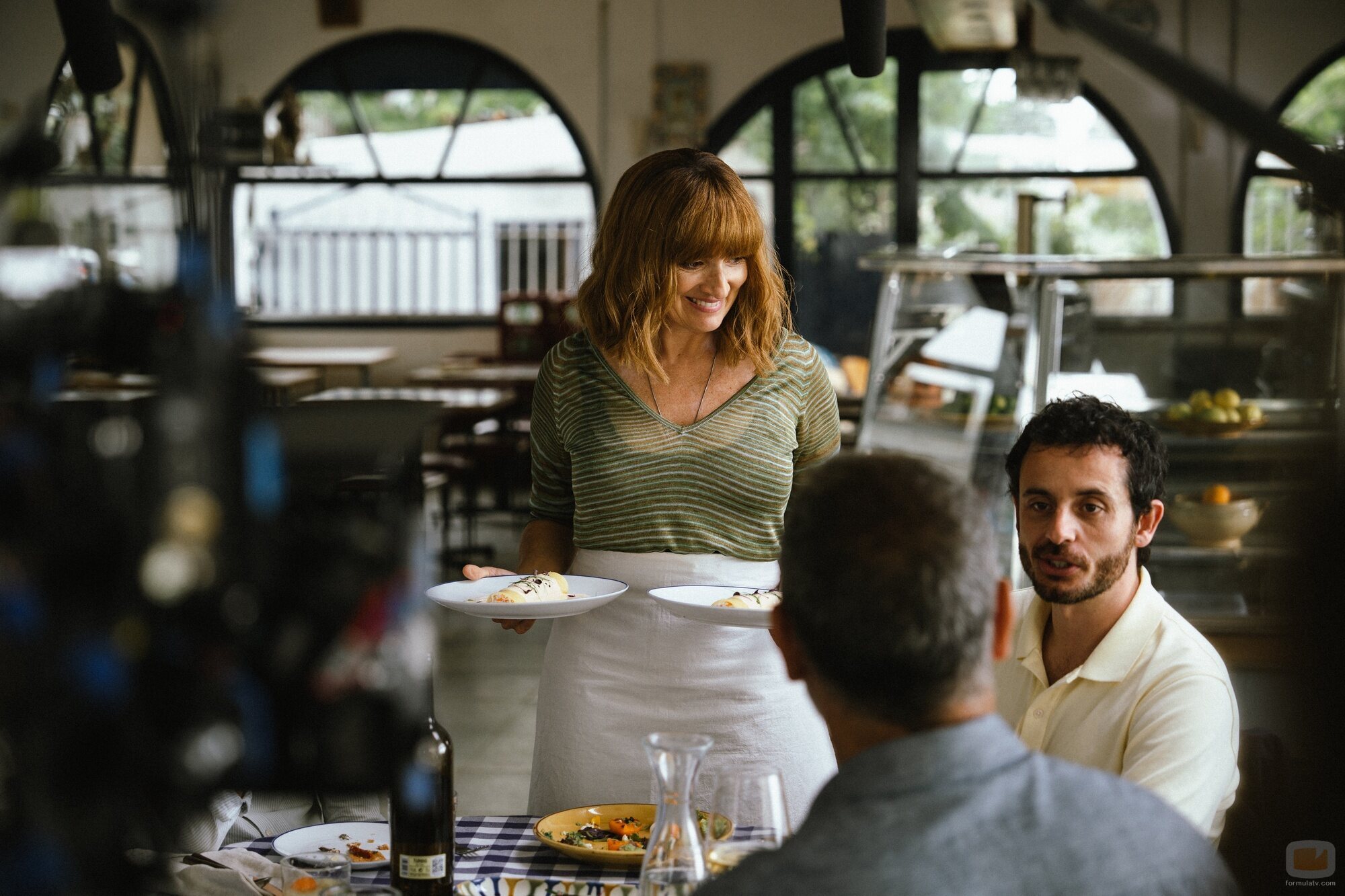 Javier Pereira y Silvia Abril en 1x04 'Un restaurante frente al mar' de 'Mamen Mayo'