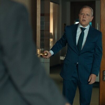 Óscar de la Fuente en 1x04 'Un restaurante frente al mar' de 'Mamen Mayo'
