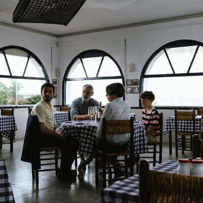 Javier Pereira en Capítulo 4 titulado 'Un restaurante frente al mar' de 'Mamen Mayo'