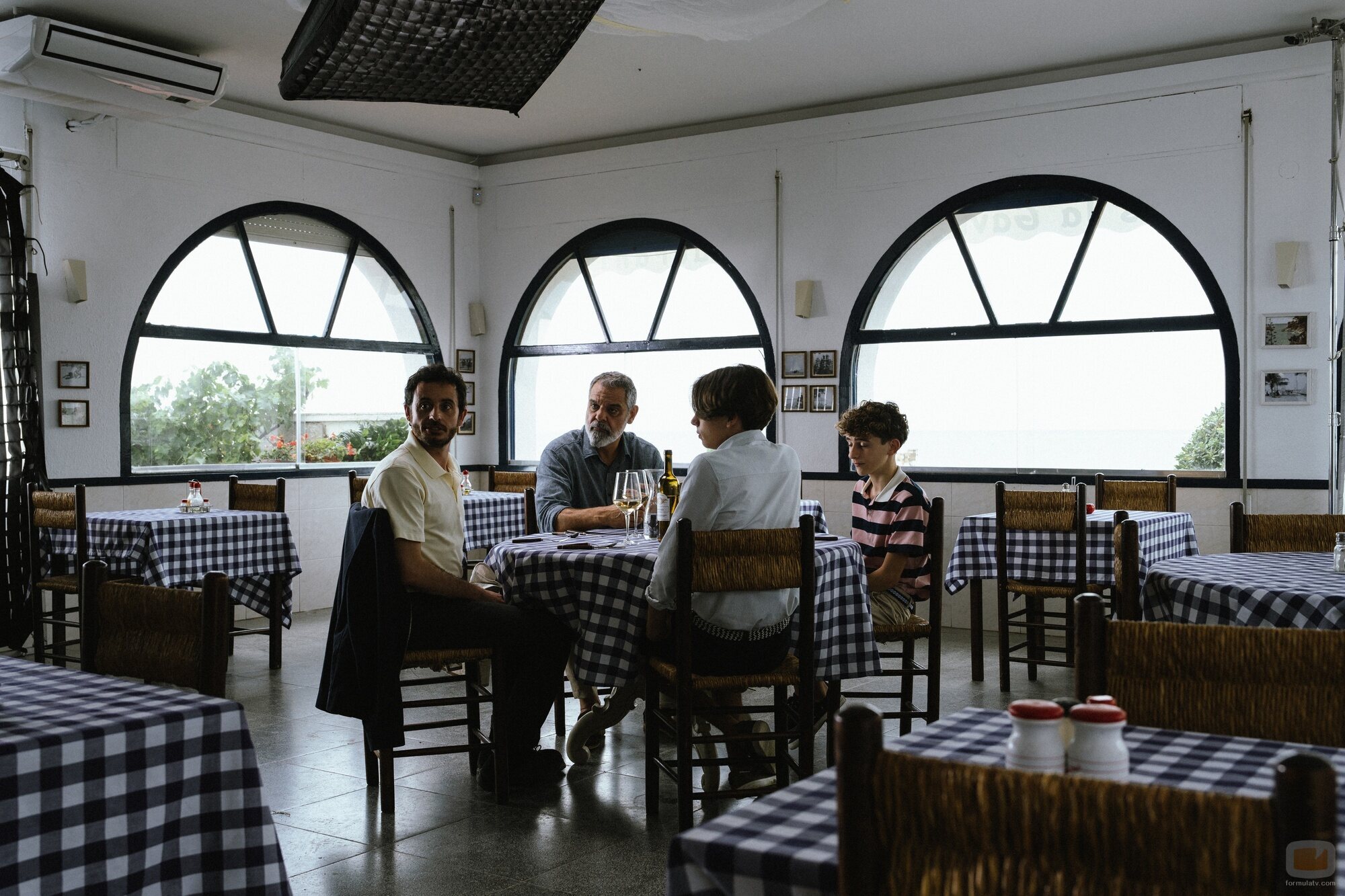 Javier Pereira en Capítulo 4 titulado 'Un restaurante frente al mar' de 'Mamen Mayo'