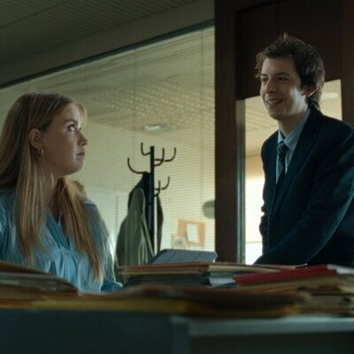 Pablo Capuz y Clara Sans en la temporada 1 y el capítulo 04 de 'Mamen Mayo'