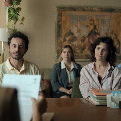 Javier Pereira y Carla Linares en el 1x04 de 'Mamen Mayo'