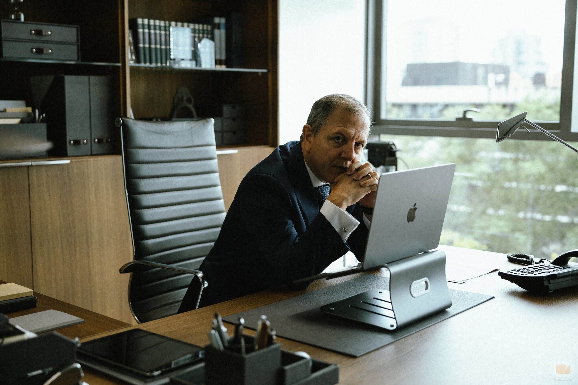 Óscar de la Fuente en 1x04 titulado 'Un restaurante frente al mar' de 'Mamen Mayo'