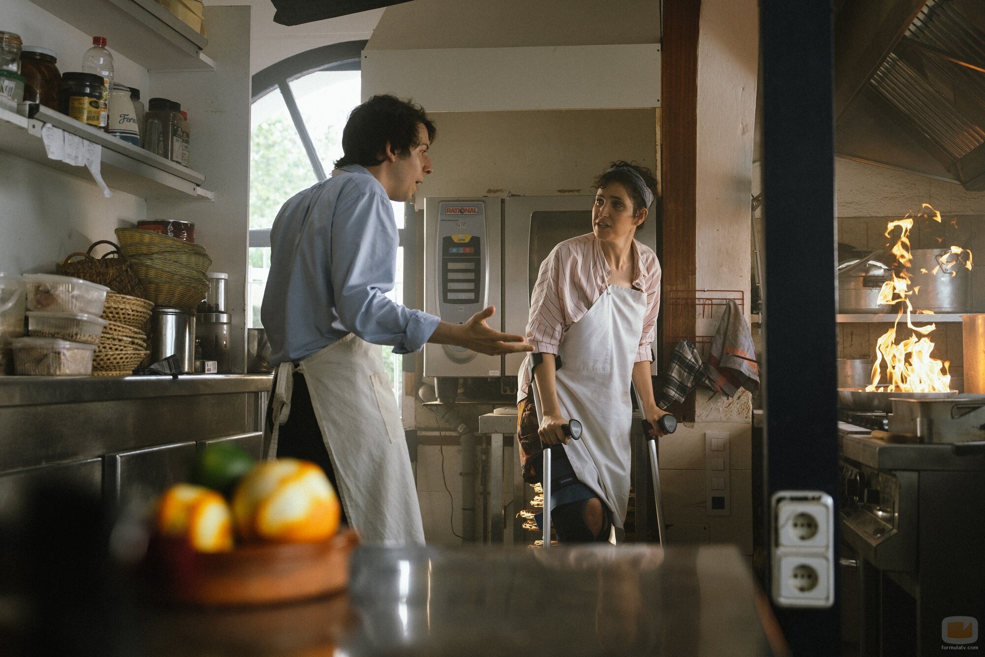 Pablo Capuz y Carla Linares en la temporada 1 y el capítulo 04 de 'Mamen Mayo'