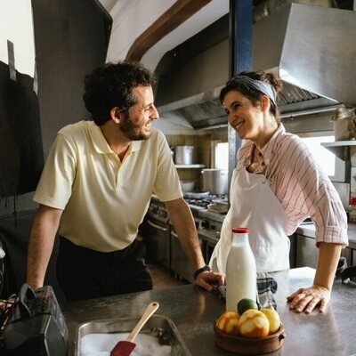 Javier Pereira y Carla Linares en 1x04 'Un restaurante frente al mar' de 'Mamen Mayo'