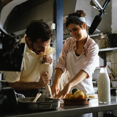 Javier Pereira y Carla Linares en 'Un restaurante frente al mar' de 'Mamen Mayo'