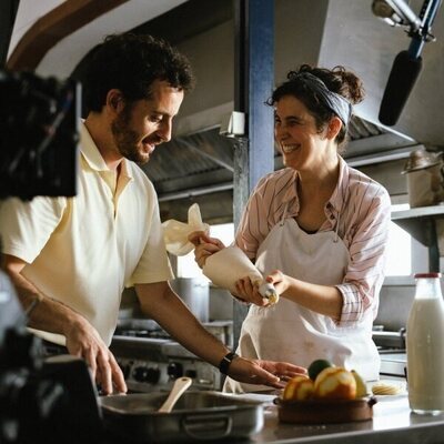 Foto de Javier Pereira y Carla Linares en el 1x04 de 'Mamen Mayo'