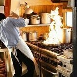 Escena de Pablo Capuz en 1x04 'Un restaurante frente al mar' de 'Mamen Mayo'