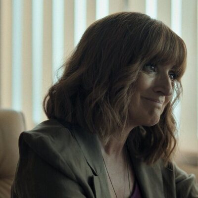 Escena de Silvia Abril en Capítulo 4 titulado 'Un restaurante frente al mar' de 'Mamen Mayo'
