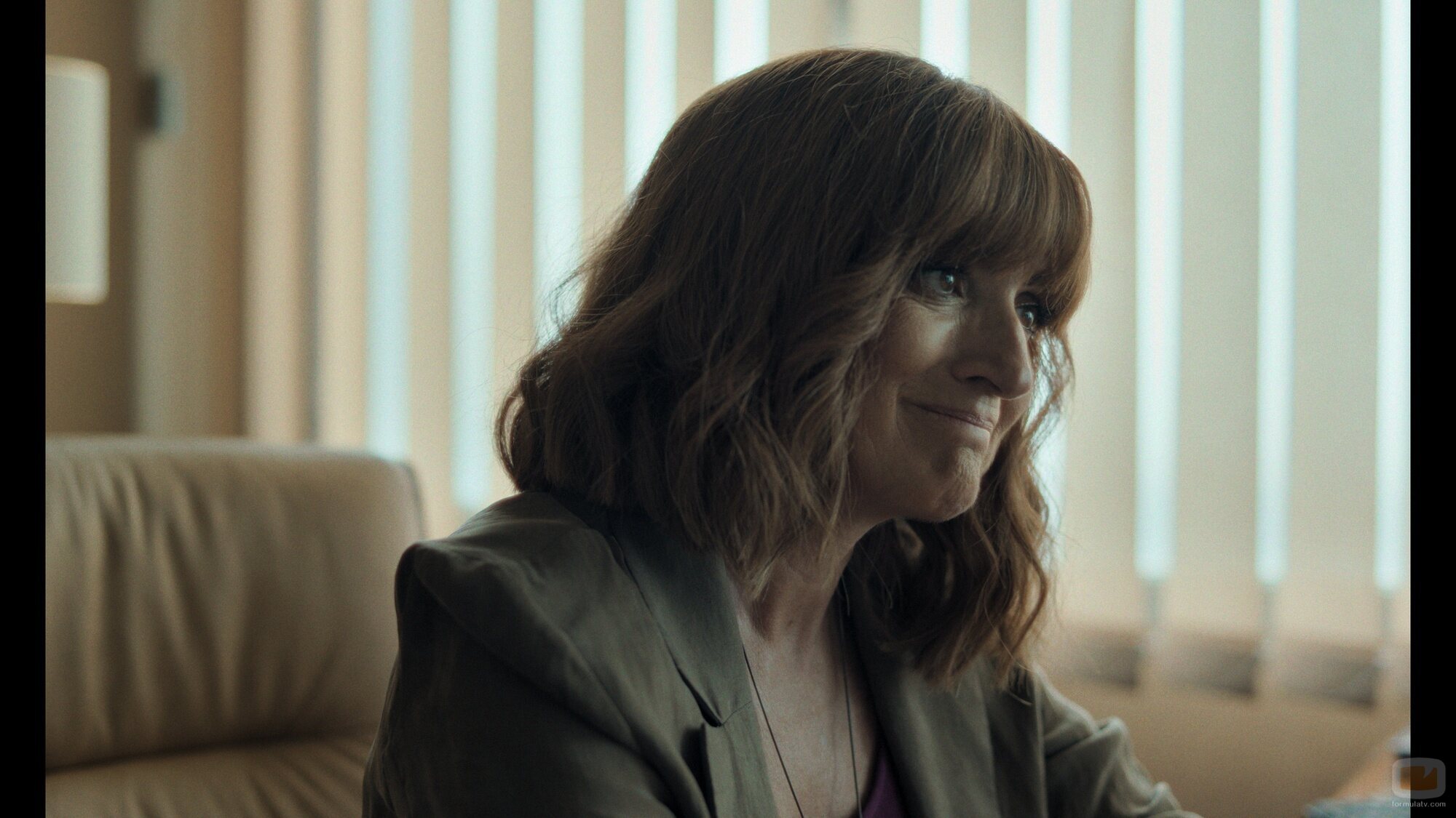 Escena de Silvia Abril en Capítulo 4 titulado 'Un restaurante frente al mar' de 'Mamen Mayo'