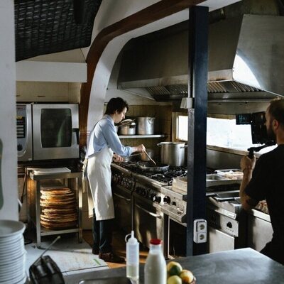 Still de Pablo Capuz en 1x04 titulado 'Un restaurante frente al mar' de 'Mamen Mayo'