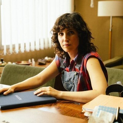 Imagen de Carla Linares en el 1x04 de 'Mamen Mayo'