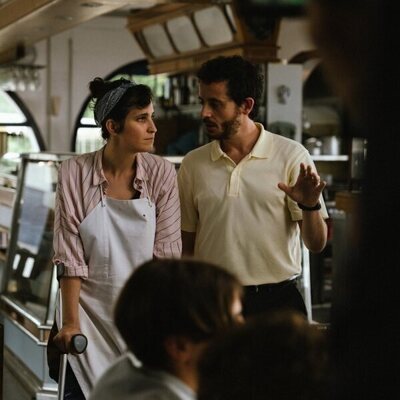 Escena de Javier Pereira y Carla Linares en 'Un restaurante frente al mar' de 'Mamen Mayo'