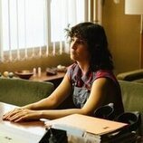 Escena de Carla Linares en 1x04 titulado 'Un restaurante frente al mar' de 'Mamen Mayo'