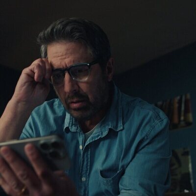 Ray Romano en 1x01 'Pilot' de 'Fachadas'