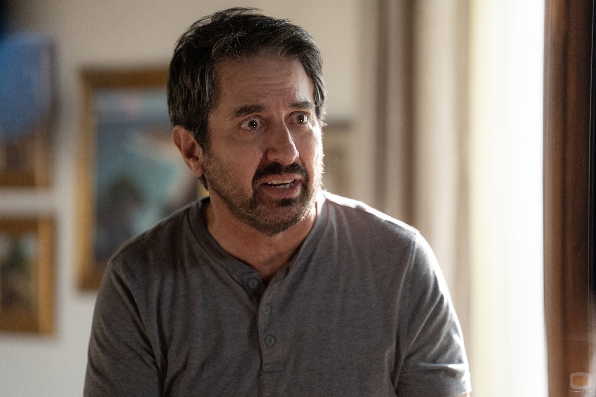 Ray Romano en el 1x02 de 'Fachadas'