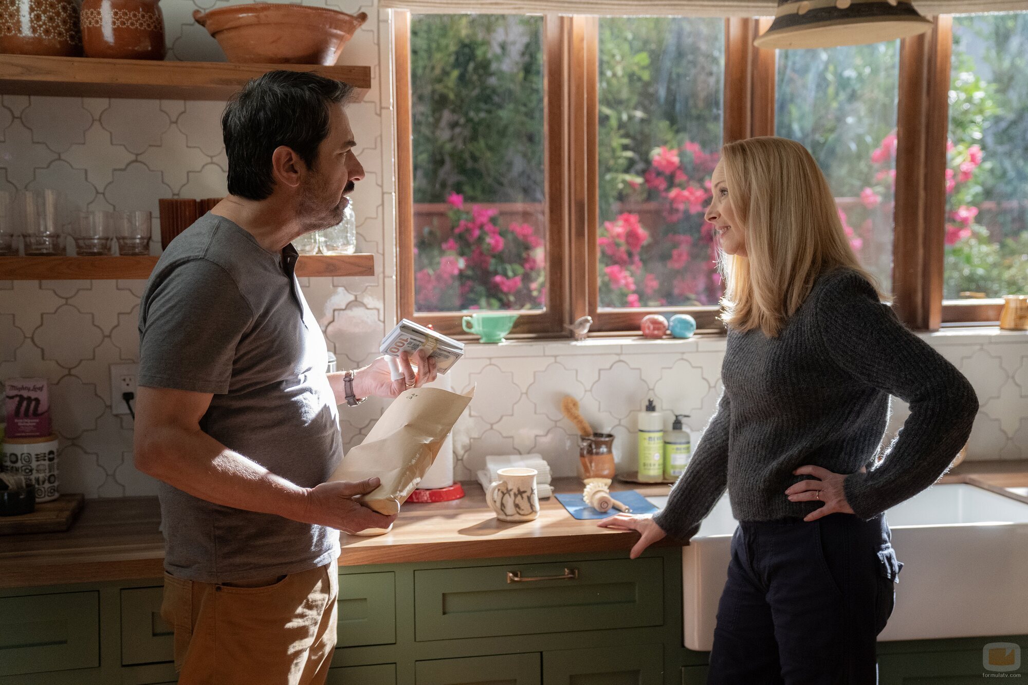 Lisa Kudrow y Ray Romano en el 1x02 de 'Fachadas'