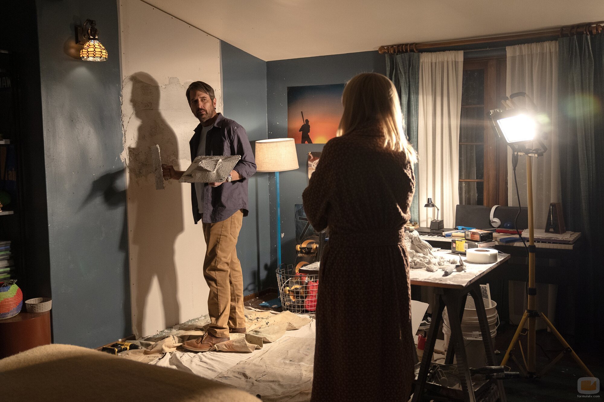 Lisa Kudrow y Ray Romano en 1x04 titulado 'Problemas de base' de 'Fachadas'