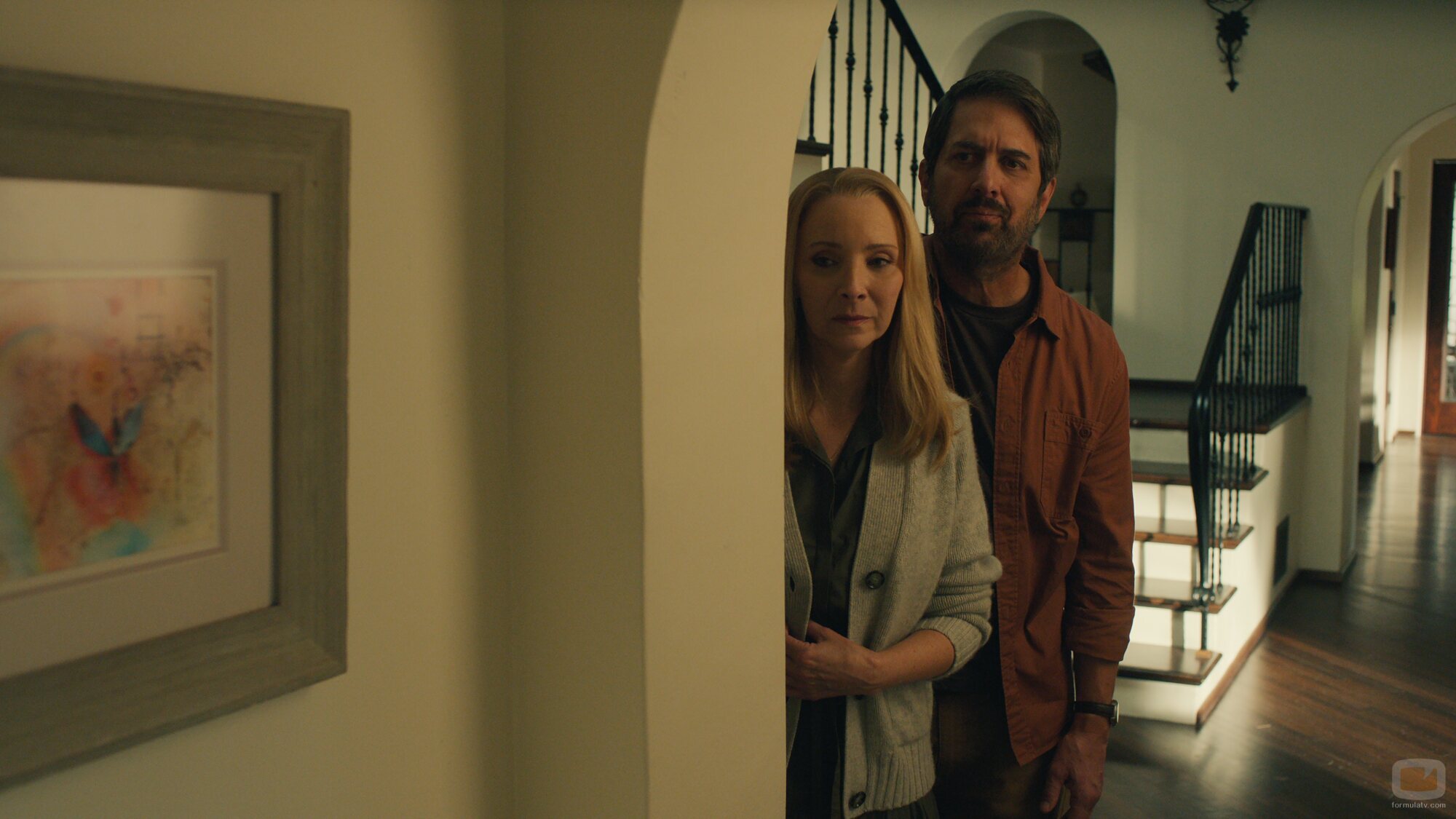 Lisa Kudrow y Ray Romano en 1x05 'Fuera del mercado' de 'Fachadas'