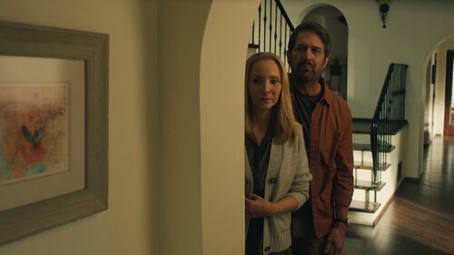Lisa Kudrow y Ray Romano en 1x05 'Fuera del mercado' de 'Fachadas'