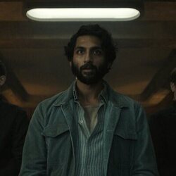 Avi Nash en 2x04 titulado 'El armonio' de 'Silo'