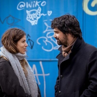 Francesco Carril y Iria del Río en 1x01 titulado '2015' de 'Los años nuevos'