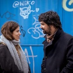 Francesco Carril y Iria del Río en 1x01 titulado '2015' de 'Los años nuevos'