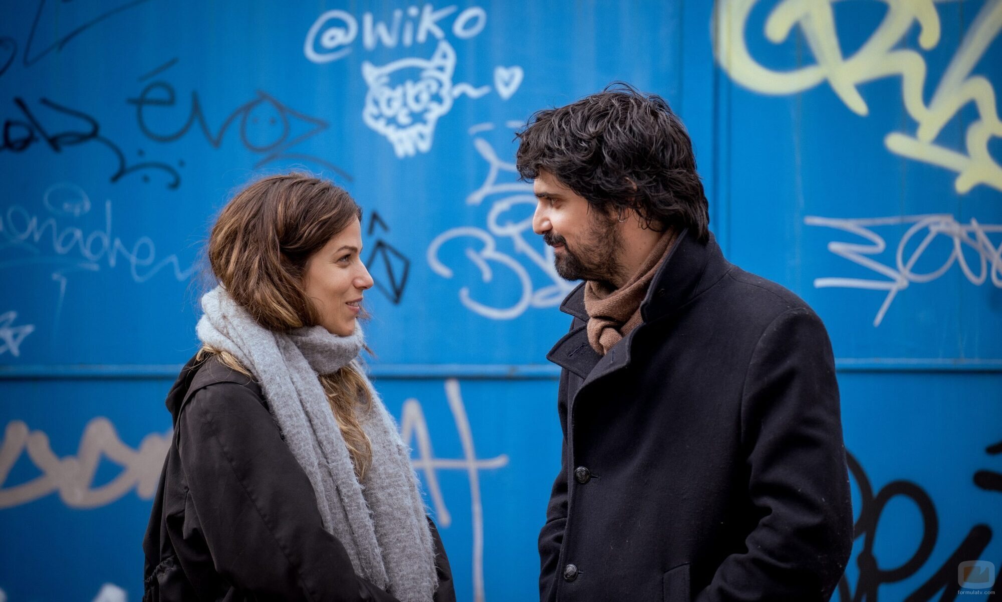 Francesco Carril y Iria del Río en 1x01 titulado '2015' de 'Los años nuevos'