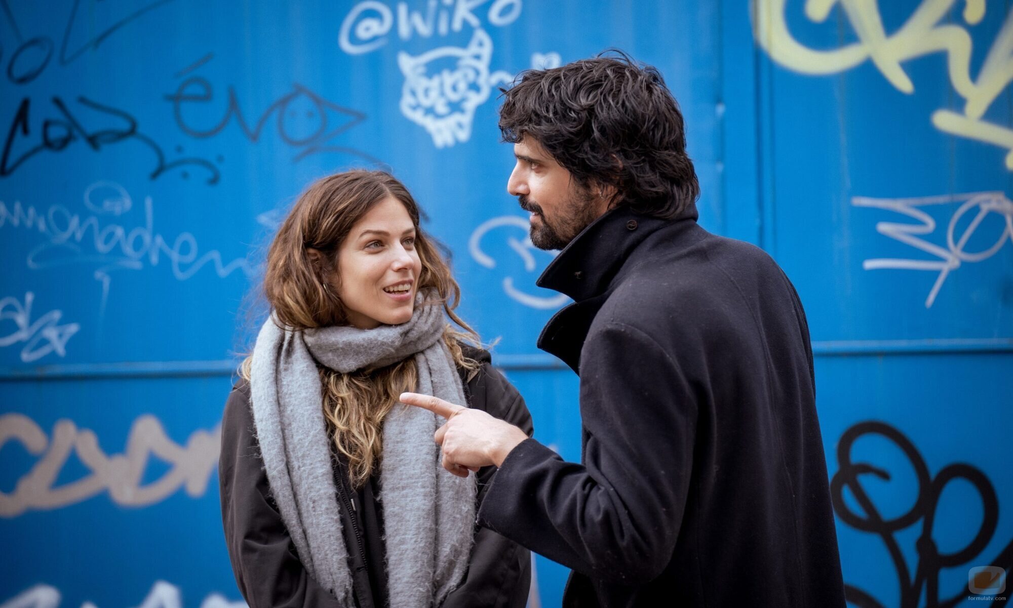 Francesco Carril y Iria del Río en 1x01 '2015' de 'Los años nuevos'