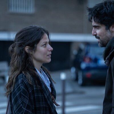 Francesco Carril y Iria del Río en el 1x01 de 'Los años nuevos'