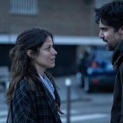 Francesco Carril y Iria del Río en el 1x01 de 'Los años nuevos'