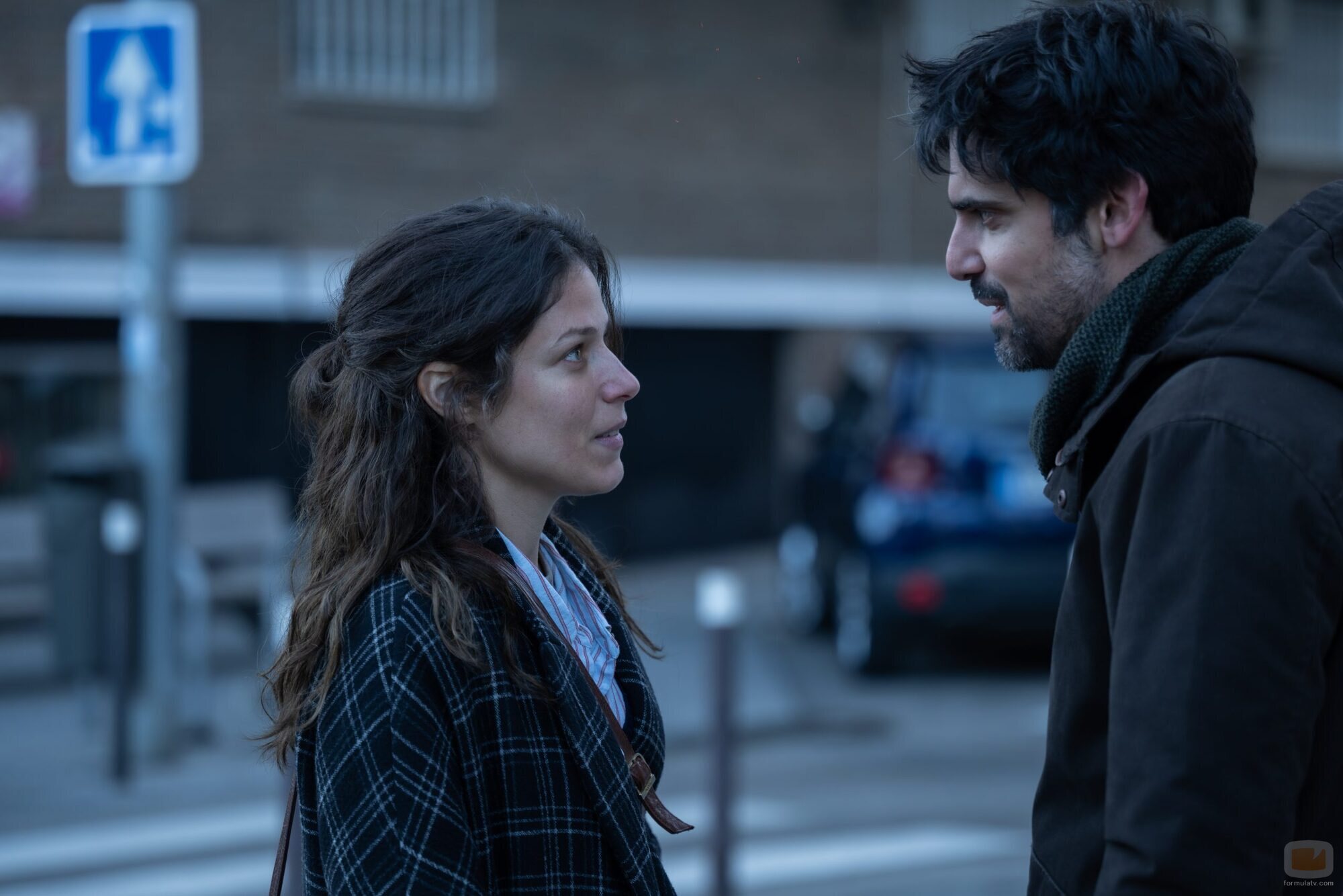 Francesco Carril y Iria del Río en el 1x01 de 'Los años nuevos'